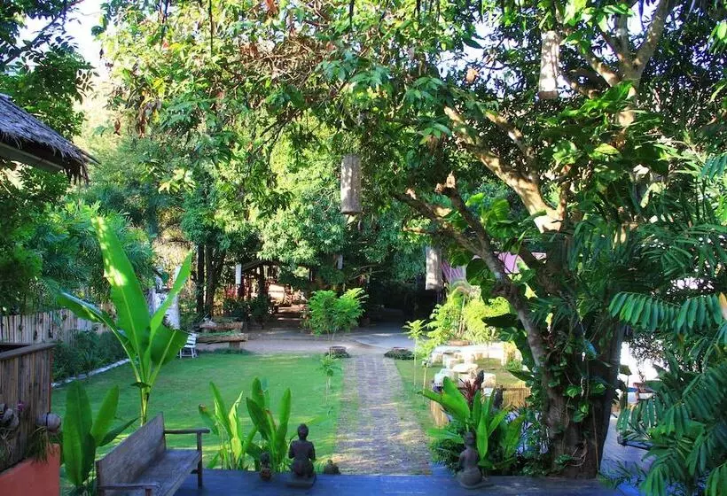 Hotelli The Hub Erawan Resort