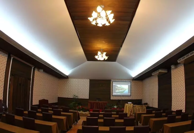 Hotelli The Hub Erawan Resort