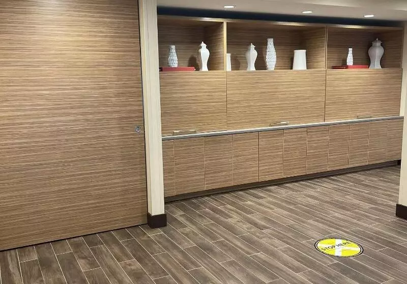 ホテル Towneplace Suites By Marriott Grand Rapids Airport Southeast