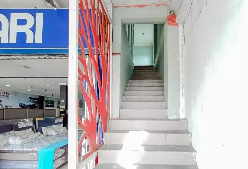 ペンション Reddoorz Syariah Near Q Mall Banjarbaru