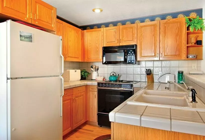 Отель All Seasons Condominiums