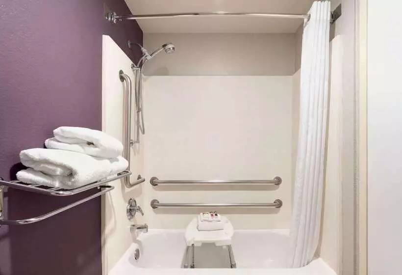 هتل Baymont By Wyndham Springfield I44