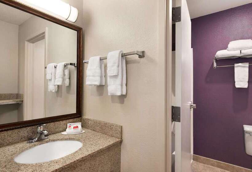 فندق Baymont By Wyndham Springfield I44