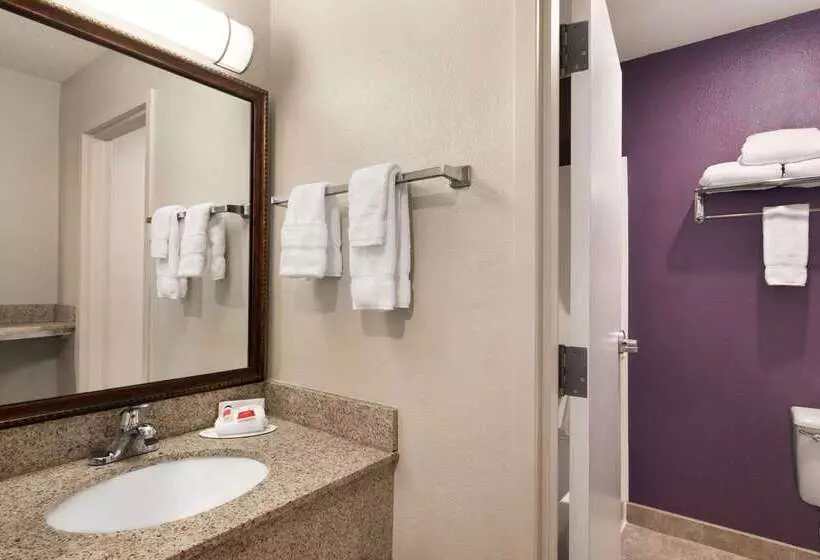 هتل Baymont By Wyndham Springfield I44