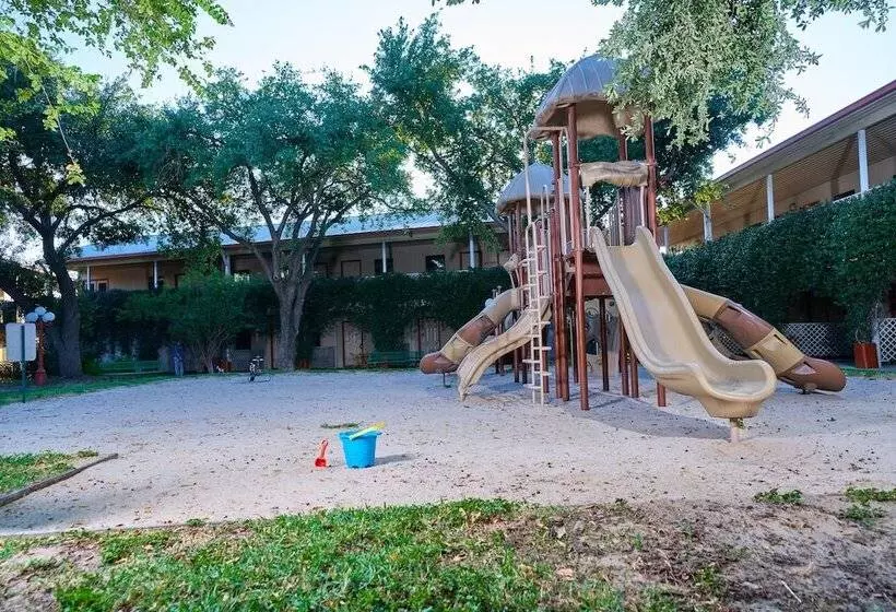 호텔 Family Garden Inn & Suites