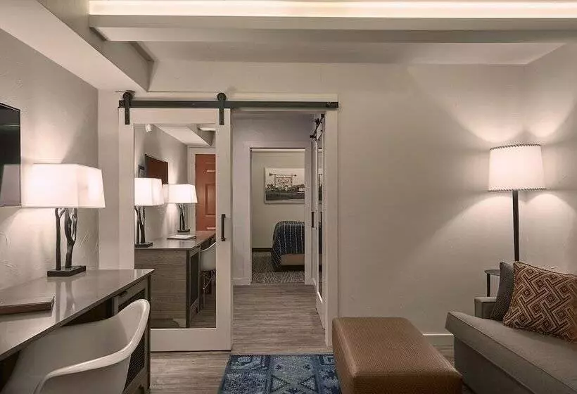 ホテル Fredericksburg Inn And Suites