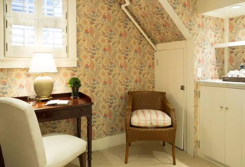 هتل The 1770 House Restaurant & Inn