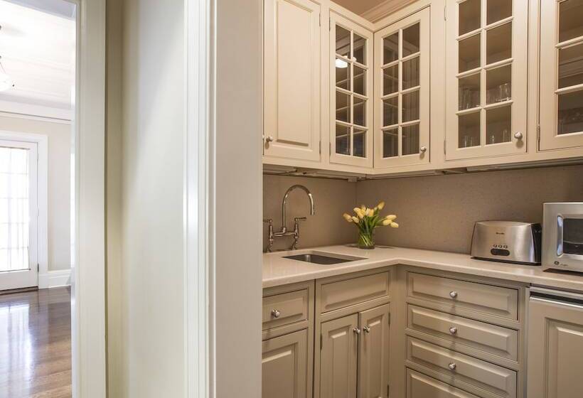 فندق The 1770 House Restaurant & Inn