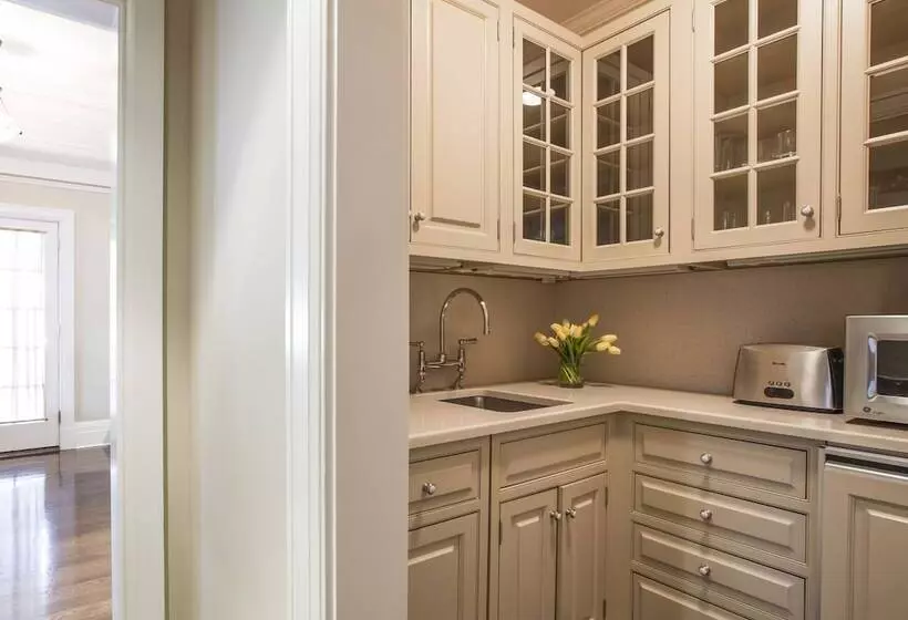 هتل The 1770 House Restaurant & Inn