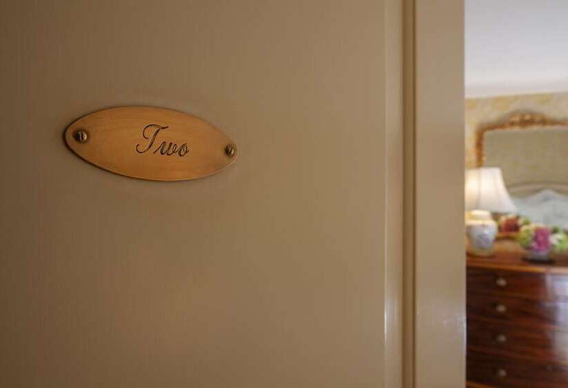 فندق The 1770 House Restaurant & Inn