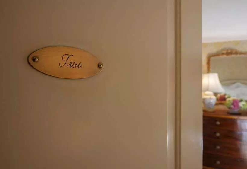 هتل The 1770 House Restaurant & Inn