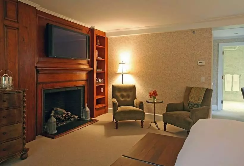 هتل The 1770 House Restaurant & Inn