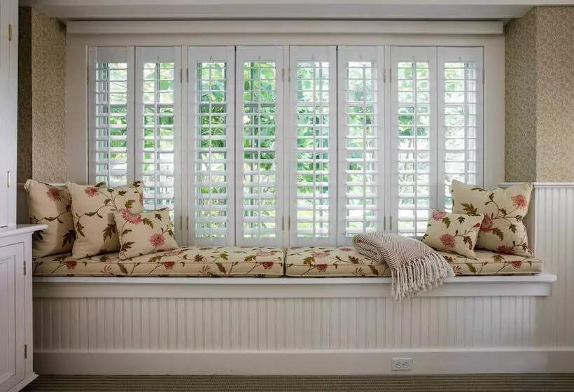 هتل The 1770 House Restaurant & Inn