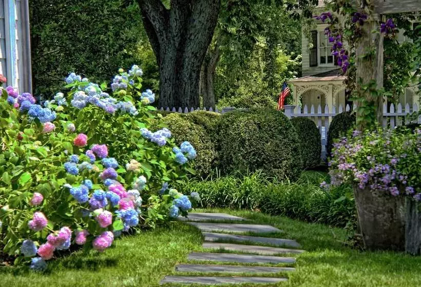 هتل The 1770 House Restaurant & Inn