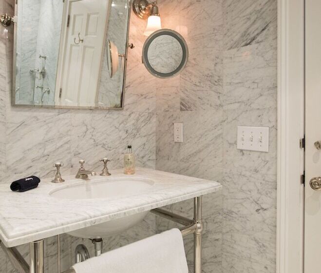 فندق The 1770 House Restaurant & Inn