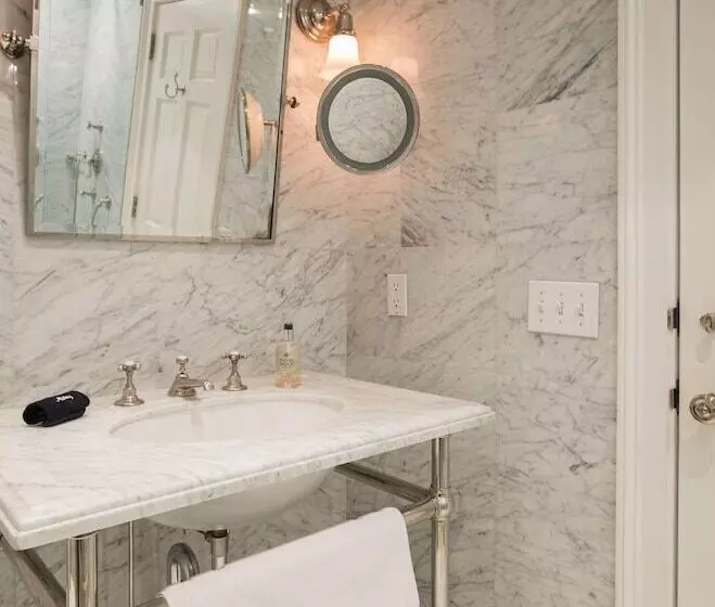 هتل The 1770 House Restaurant & Inn