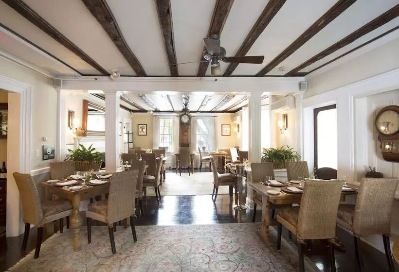 هتل The 1770 House Restaurant & Inn