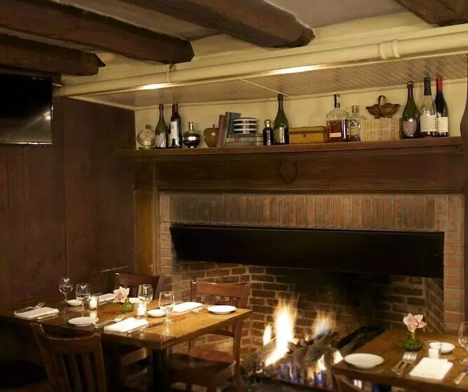 هتل The 1770 House Restaurant & Inn