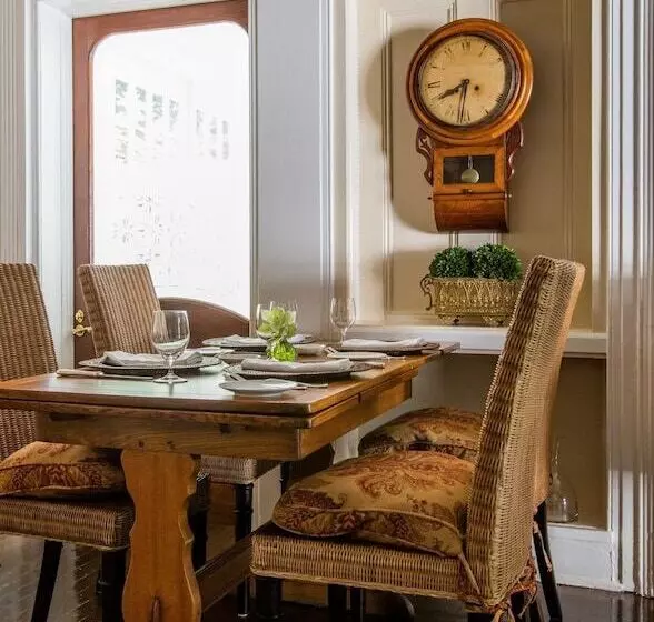 هتل The 1770 House Restaurant & Inn