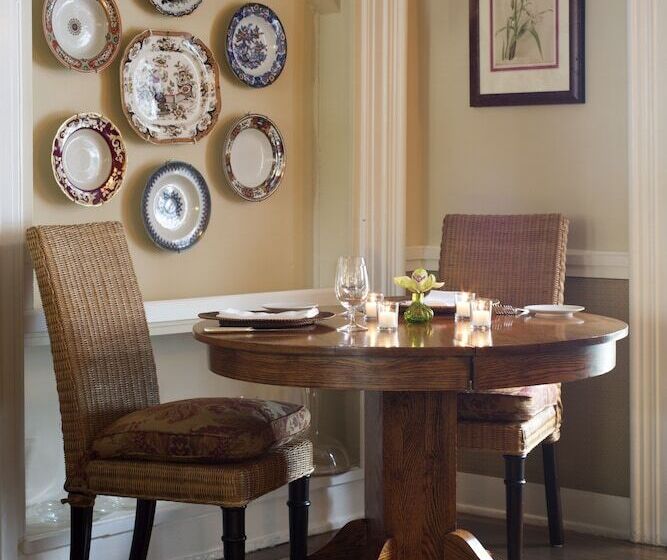 فندق The 1770 House Restaurant & Inn