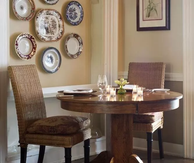 هتل The 1770 House Restaurant & Inn