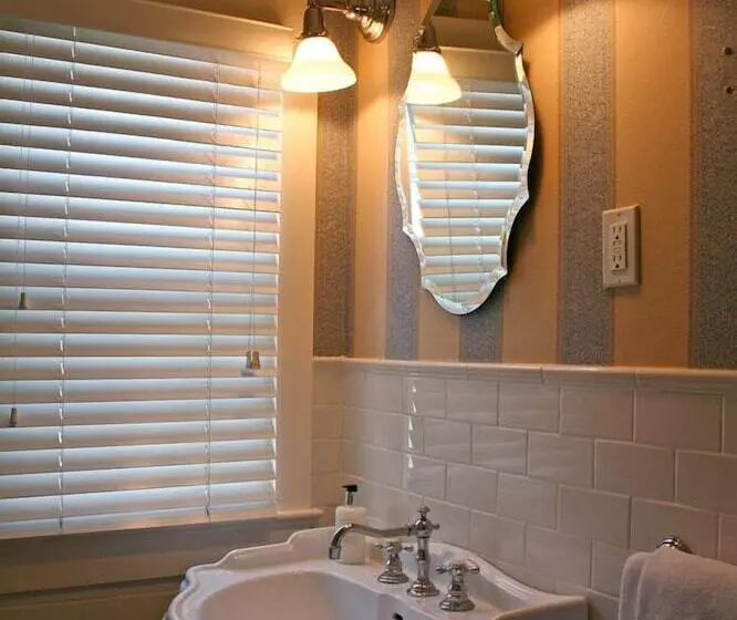 هتل The 1770 House Restaurant & Inn