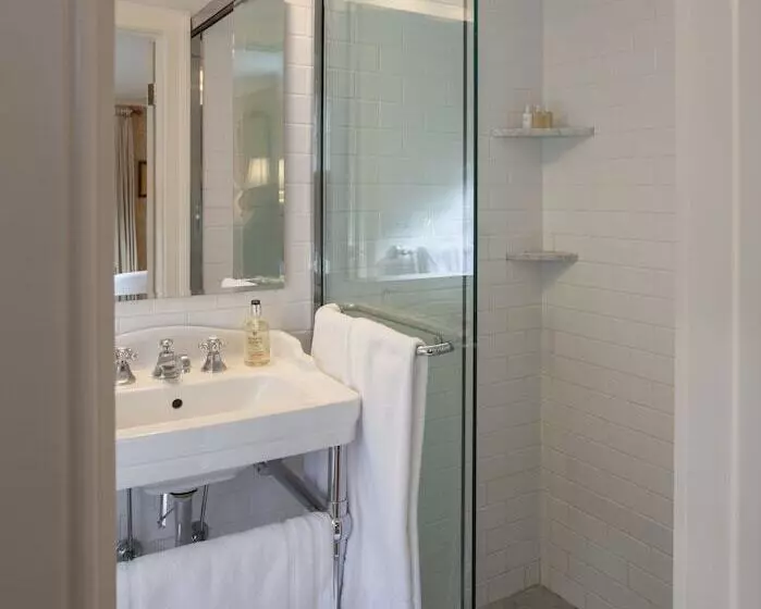 هتل The 1770 House Restaurant & Inn