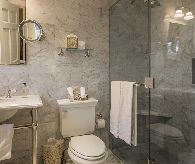 فندق The 1770 House Restaurant & Inn