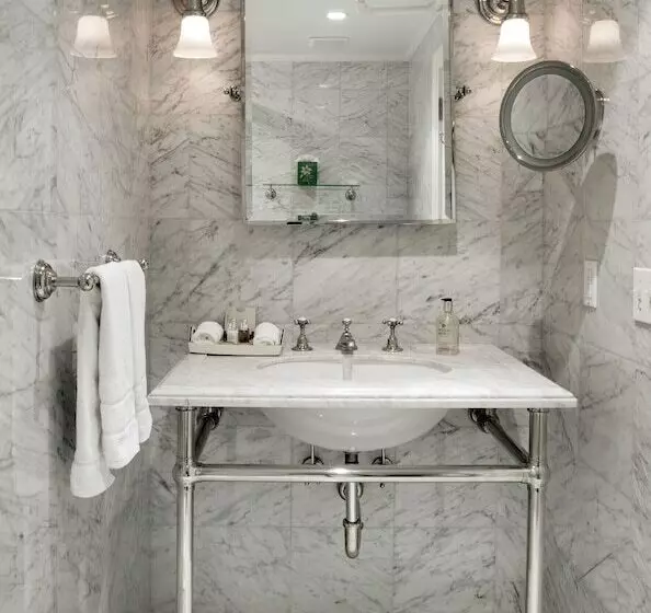 هتل The 1770 House Restaurant & Inn