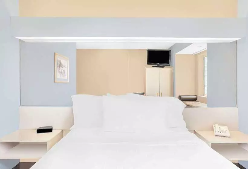 Microtel Inn And Suites Clear Lake