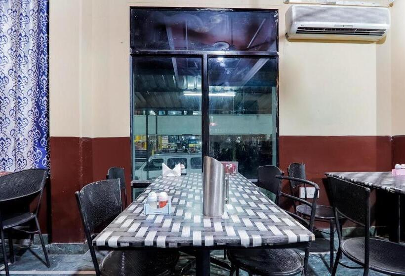 호텔 Oyo 66940 New Delhi Grand