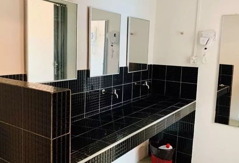 ホテル Spot On 89900 Jesselton Capsule Inn