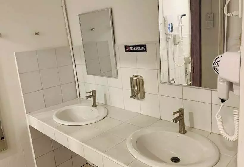 ホテル Spot On 89900 Jesselton Capsule Inn