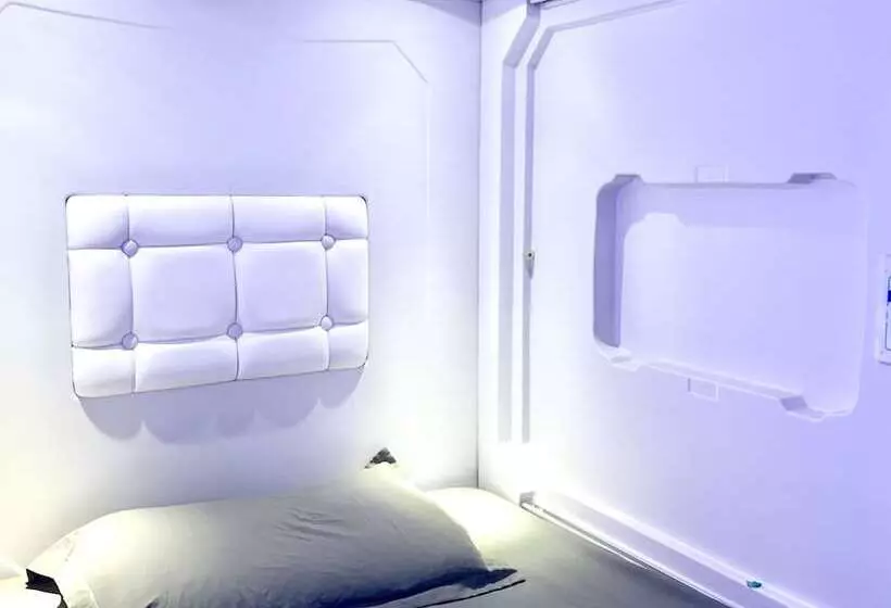 ホテル Spot On 89900 Jesselton Capsule Inn