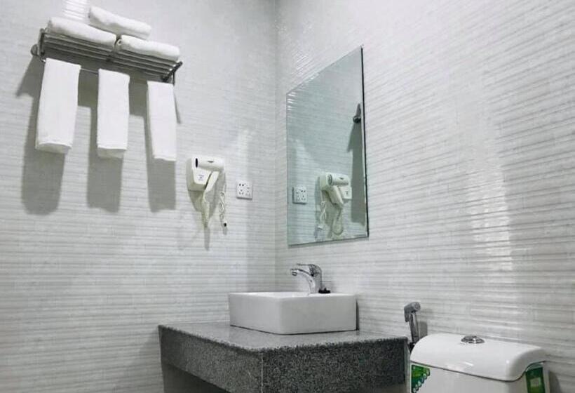 هتل Royal Peacock