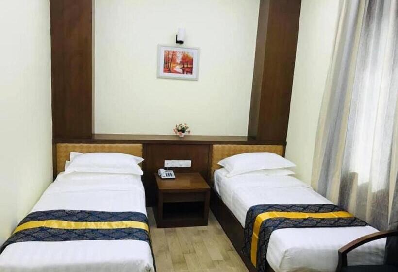 هتل Royal Peacock