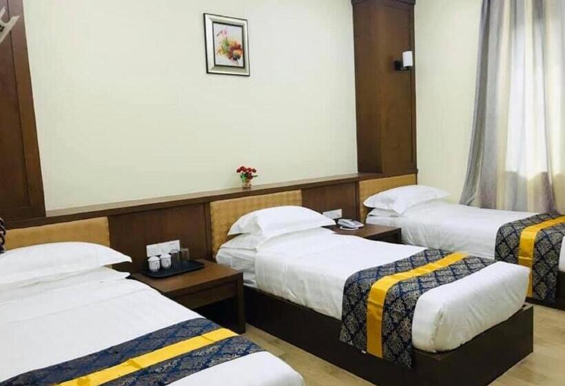 هتل Royal Peacock