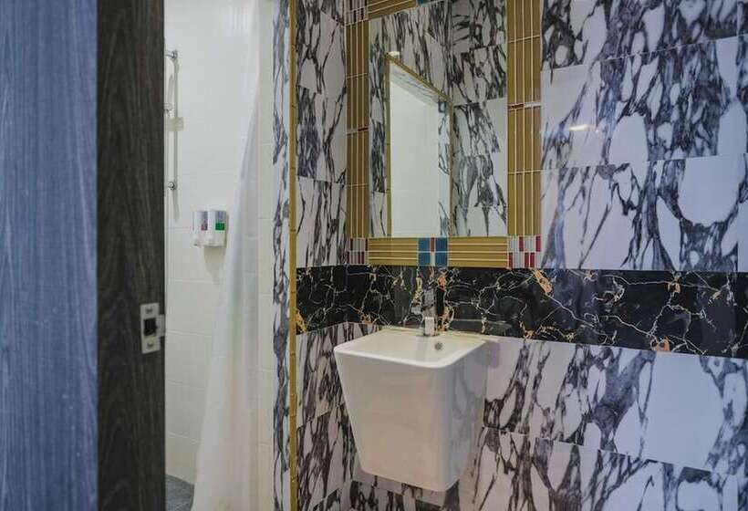 펜션 Reddoorz Plus Near Pantai Coastarina 2 Batam