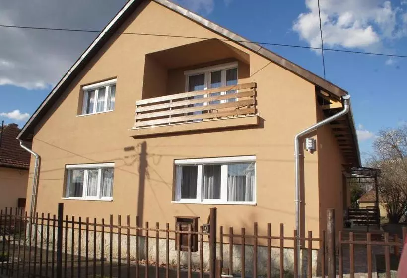پانسیون Pacsirta Apartman
