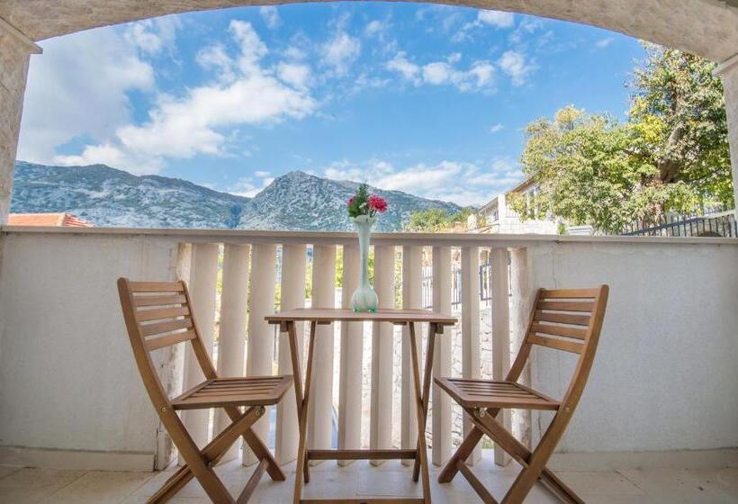 پانسیون Queen Teuta