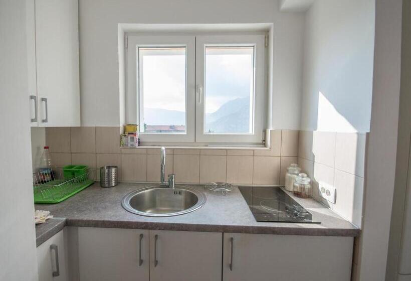 پانسیون Queen Teuta