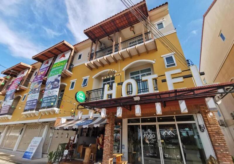 Отель Baan Urt Suratthani Airport