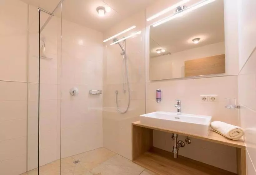 پانسیون Quality Hosts Arlberg Haus Pepi Eiter