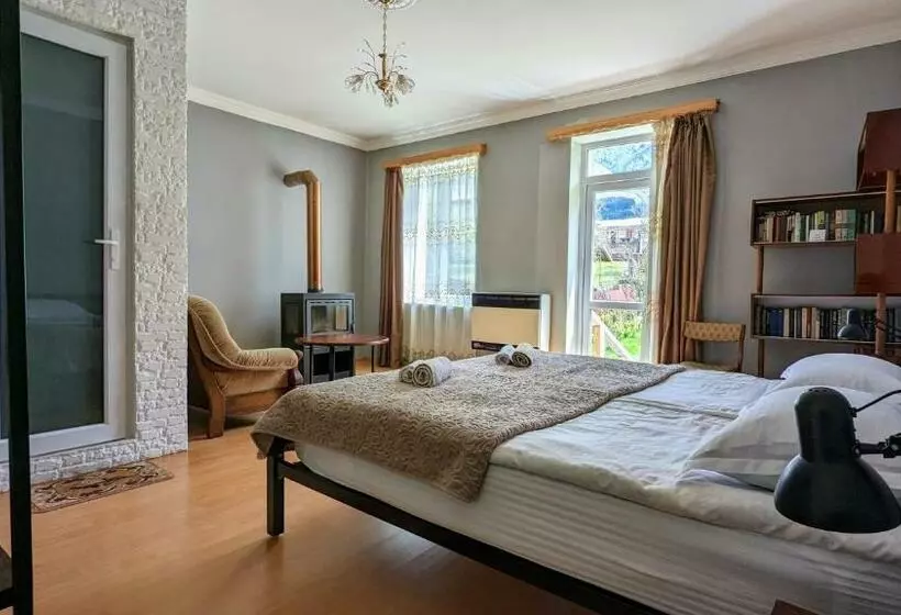 پانسیون Kazbegi Green Yard