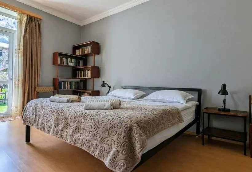 پانسیون Kazbegi Green Yard