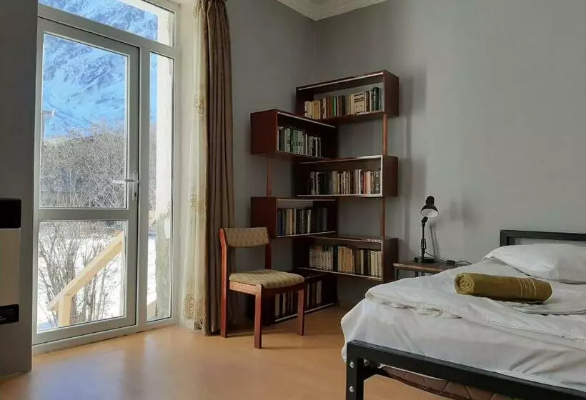 پانسیون Kazbegi Green Yard