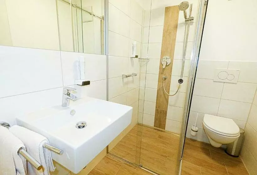 ベッドアンドブレックファースト Pension Café Maier