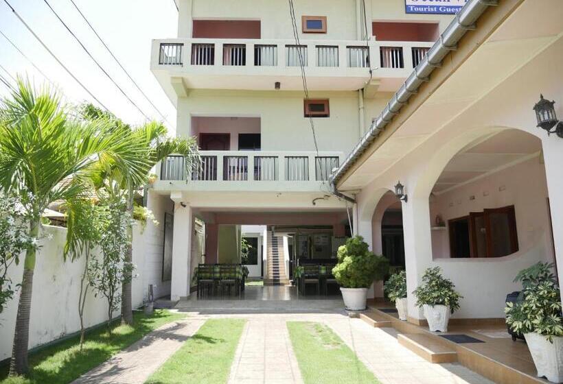 פנסיון Ocean View Tourist Guest House At Negombo Beach