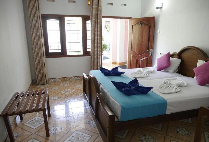 פנסיון Ocean View Tourist Guest House At Negombo Beach