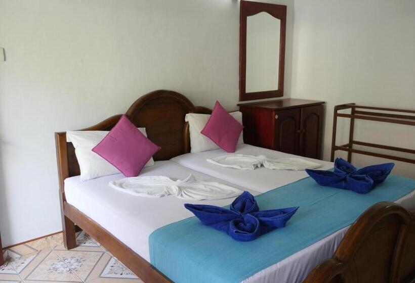 פנסיון Ocean View Tourist Guest House At Negombo Beach